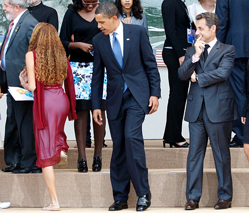 obama-checking-out-girl