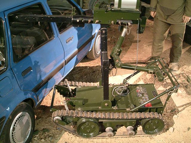 640px-Remotely_controlled_bomb_disposal_tool