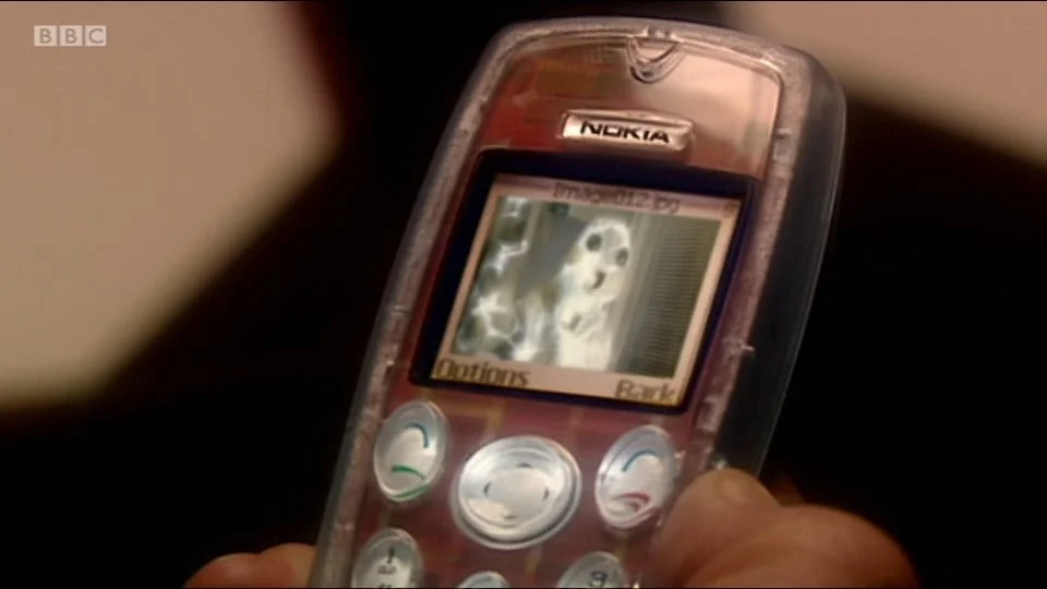 Nokia 3200 with a photo of a Slitheen displaying.