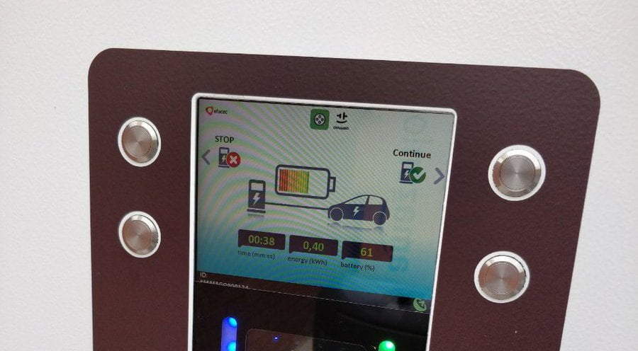 Colour screen showing battery charging.
