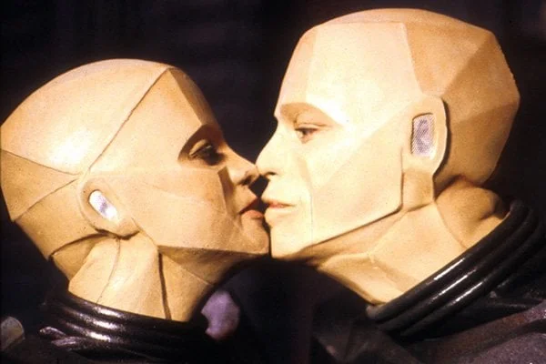 Kryten and Camille Kissing.