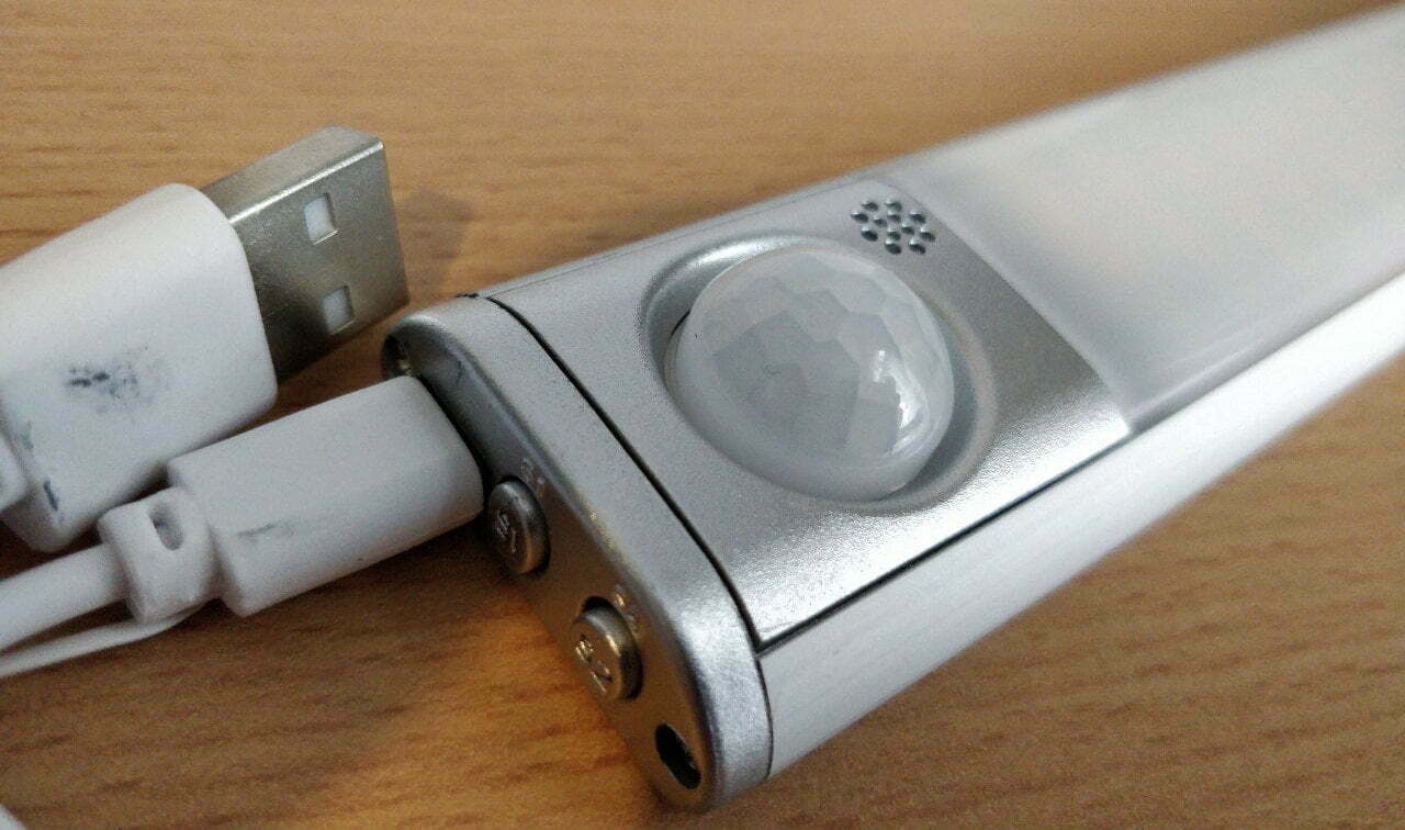 USB socket on the end, with screws.