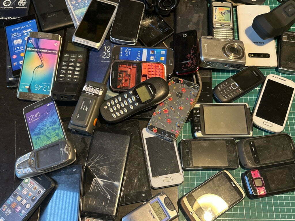 A big jumble of mobile phones.