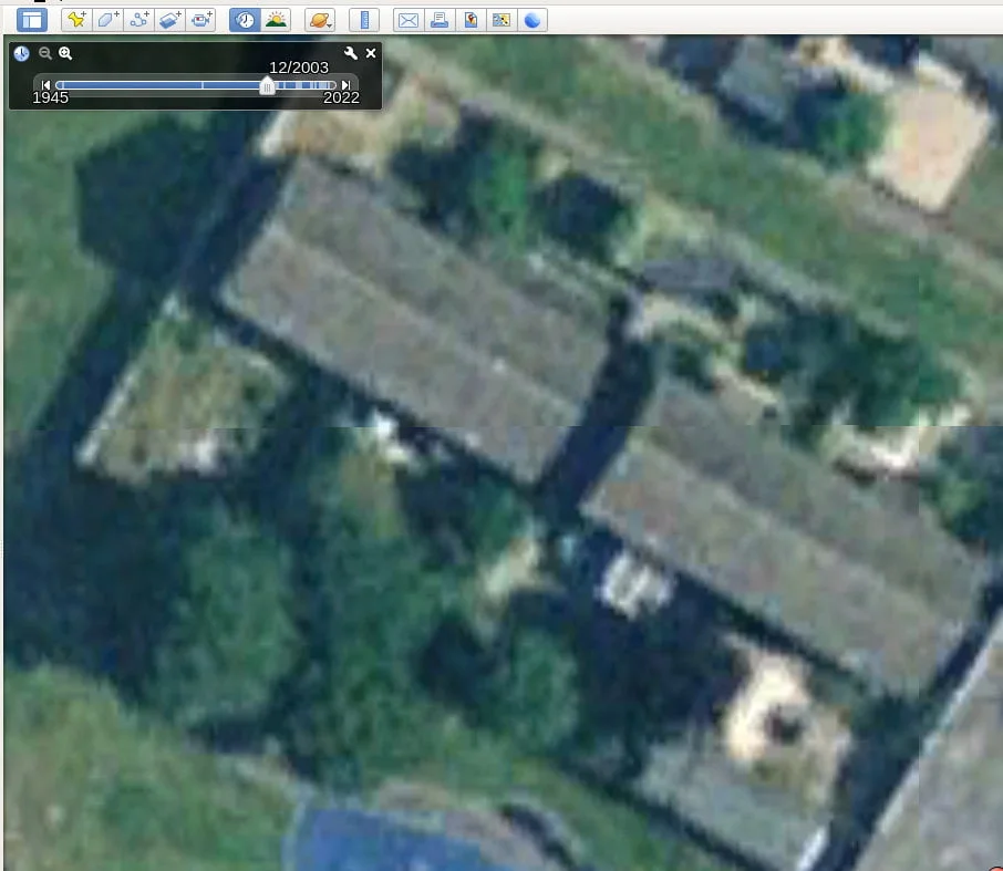 Overhead photo from 2003 of a house.